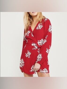Abercrombie & Fitch Red Floral Wrap Romper Women’s Size M Long Sleeve V-Neck EUC